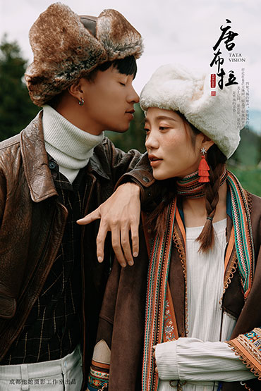 新疆旅拍婚纱摄影  旅拍婚纱照  新疆婚纱摄影工作室 外景婚纱照 